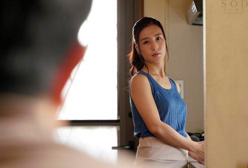 古川いおり 息子の朝勃ち男根を思わず鬼咥えする淫乱義母