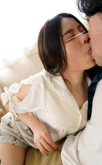 飢えた妻の友人と濃厚クンニでイカせまくりの根本までFUCK！！妻の留守中に妻の友達が訪ねて来た。妻の留守を伝えたが、せっかくなので少しお話ししませんかと言うので、とりあえず家に上げると、自分の夫とのセックスレスの不満を言いながら、お宅はどうですかと聞いてき…