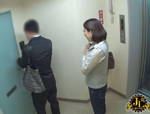 「おばさんを酔わせてどうするつもり？」若い男女で溢れ返る相席居酒屋で一人呑みしている熟女を狙い撃ちで口説いてお持ち帰り！寂しさと欲求不満が募った素人奥さんの乾いたカラダはよく濡れる！！VOL.27