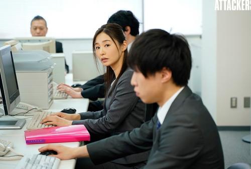 終電を逃した僕は彼女がいるのに女上司の家に泊まってしまった…。 夏目彩春