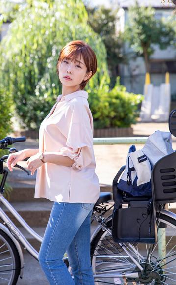 保育園に子供を送ってから迎えまでの8時間…長男のサッカースポ少のコーチと、不倫セックスしまくっている絶倫ママチャリ妻。 紗倉まな