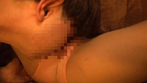 こたつで寝ていたお姉ちゃんのパンチラに股間がムラムラしてタマらず尻を撫で回していたら発情!