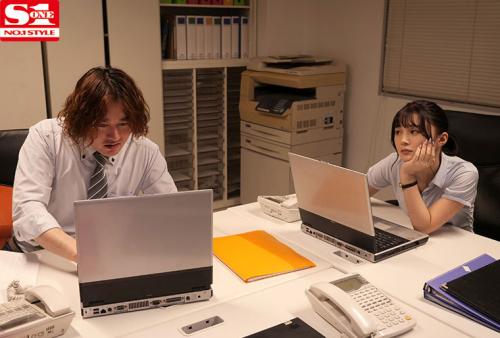 「えっ、終電逃したの！？ウチ泊まっていく？」普段はツンツンしている女上司の誘いに乗ったらすっぴんと無防備な部屋着に僕は理性が吹っ飛び… 香澄りこ