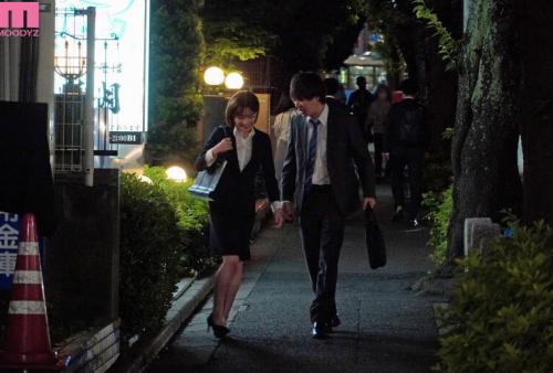歓迎会で終電を逃した僕に「先輩うちに泊まっていきます？」と肉食系の新卒女子が小悪魔な甘い囁き。誘惑に負けて何度もSEXした 深田えいみ