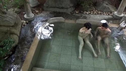 混浴盗撮 混浴で一緒になった綺麗な熟女さんが一人になったところをヤッちゃいました