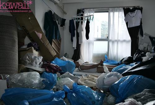 隣人のゴミ部屋で異臭中年おやじに抜かずの連撃中出し46発で孕まされた制服女子の末路… 桜もこ