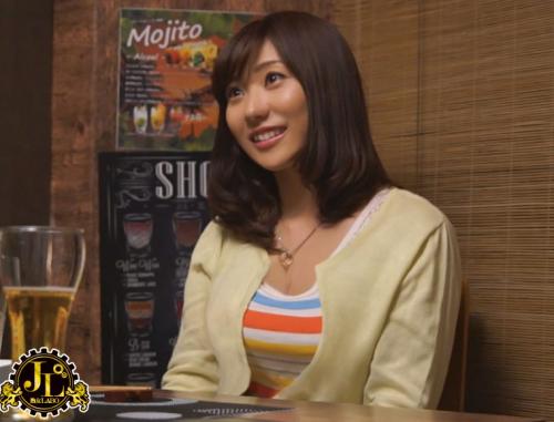 「おばさんを酔わせてどうするつもり？」若い男女で溢れ返る相席居酒屋で一人呑みしている熟女を狙い撃ちで口説いてお持ち帰り！寂しさと欲求不満が募った素人奥さんの乾いたカラダはよく濡れる！！VOL.42