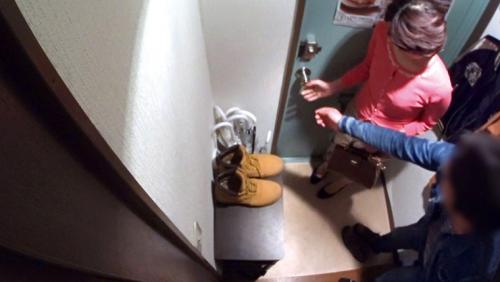 イケメンが熟女を部屋に連れ込んでSEXに持ち込む様子を盗撮したDVD。116～強引にそのまま中出ししちゃいました～
