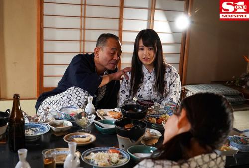 念願の家族旅行でまさか義理の父が目の色変えて挿入れてくるだなんて… この旅先での出来事はお母さんには口が裂けても言えません 夕美しおん