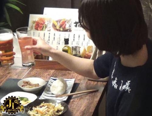 「おばさんを酔わせてどうするつもり？」若い男女で溢れ返る相席居酒屋で一人呑みしている熟女を狙い撃ちで口説いてお持ち帰り！寂しさと欲求不満が募った素人奥さんの乾いたカラダはよく濡れる！！VOL.26