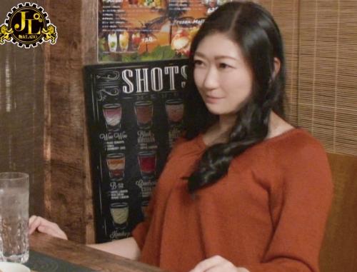 「おばさんを酔わせてどうするつもり？」若い男女で溢れ返る相席居酒屋で一人呑みしている熟女を狙い撃ちで口説いてお持ち帰り！寂しさと欲求不満が募った素人奥さんの乾いたカラダはよく濡れる！！VOL.52
