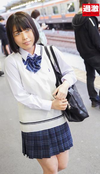 挟み撃ちJ○痴● 前後を挟まれ逃げられず発情するまで何度もイカされた小柄娘