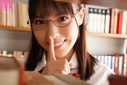 僕だけが知ってる学級委員長の裏顔。 学年一の清楚なクラスメイトからド下品にアナルを見せつけられて誘惑杭打ち中出しされちゃった僕。 白桃はな