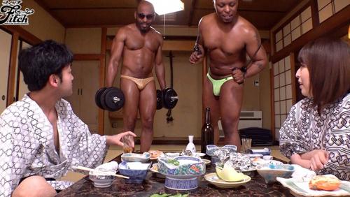 あまりのデカマラに目を奪われて… 巨根で貫かれる中出し黒人温泉 ～夫の隣で痙攣堕ちする豊満妻・かんな～ 篠崎かんな