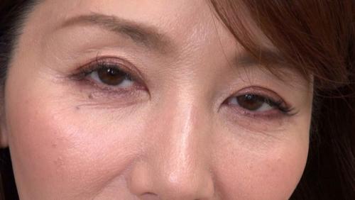 ささやき淫語で誘惑する淫乱五十路妻 翔田千里