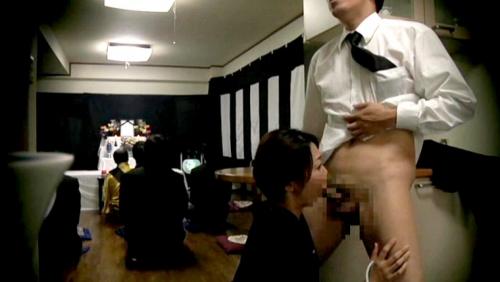 旦那の葬式中に未亡人を寝取り娘も寝取った映像の記録