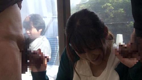 一般男女モニタリングAV 潜在欲求を刺激する究極の寝取られ企画 マジックミラーの向こうには愛する旦那！町内で評判の美人妻とご近所の既婚男性2人が人生初の3Pに挑戦！お隣さんのW勃起チ○ポに恥じらいながらも欲求不満妻のオマ○コから欲しがり汁が溢れ出る！