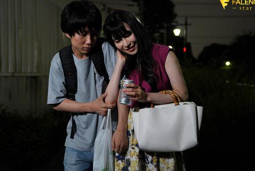 「私のおっぱい気になるの？」からかわれて勃起したボクは先輩の巨乳彼女とパイズリSEXしまくった… 小野夕子