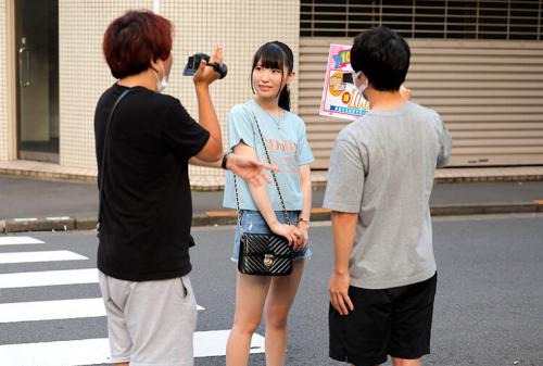 街中で声を掛けた心優しい10代娘に30分で童貞君を射精させてくれたら賞金100万円とガチナンパ！実は童貞のフリした絶倫男優のデカチンでヌルヌルま○こに激ピストン！超早漏ま○こに何度イってもガン無視で金玉がからっぽになるまで高速ピストン！連続中出し！