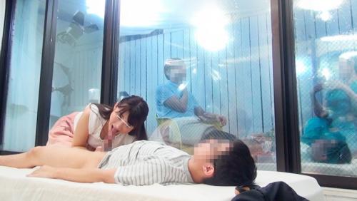 一般男女モニタリングAV マジックミラーの向こうには両親！心優しい巨乳の姉が未だに童貞の弟へのセックス指導で1発10万円の連続射精ミッションに挑戦！