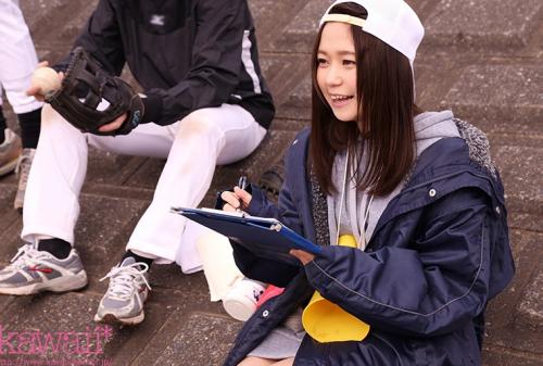 「千本ノックしてください…」野球サークルのマネージャーをしているはっちゃけ笑顔が天使すぎる現役女子大生 久保みなぎAV Debut！