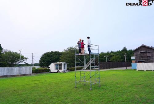 マジックミラー号 入社まで待てない！SOD女子社員の撮影現場を見学しに来たインターン生はマン汁が糸を引くほどビショ濡れ！優しくクンニしてあげるとチ●ポが欲しくなって未来の先輩たちにバレないようこっそり声我慢エッチ