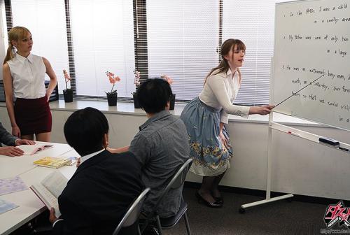 催淫洗脳された白人講師は嫌がりながらも淫乱ビッチになっていた。 西田カリナ ジューン・ラブジョイ