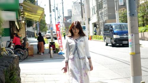 買い物帰りの奥さんにチ○コを与えたらバカイキする淫乱人妻だった