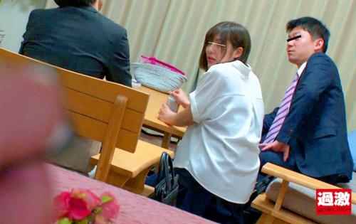 服の中にリモバイをつけられ家族の前で何度もイカされた巨乳妻