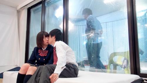 一般男女モニタリングAV マジックミラーの向こうには大好きなイケてる彼氏！2人っきりの密室で女子校生が童貞で悩む彼氏の友達と1発10万円の連続射精筆おろしに挑戦！優しくて押しに弱い友カノマ○コはいけないと思いつつも彼氏の目の前で何度も中出しSEX！！合計15発