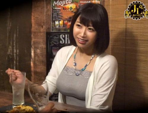 「おばさんを酔わせてどうするつもり？」若い男女で溢れ返る相席居酒屋で一人呑みしている熟女を狙い撃ちで口説いてお持ち帰り！寂しさと欲求不満が募った素人奥さんの乾いたカラダはよく濡れる！！VOL.49