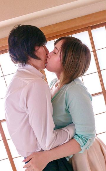 勉学に励むフル勃起の童貞学生に夫に内緒でヤラせてあげた優しい優しい巨乳主婦 田中ねね