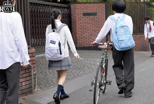 隣に引っ越してきた学園のアイドルに勃起を見られてしまうが、恥ずかしがりながらも、ドスケベに豹変。 香乃萌音