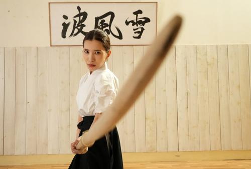薙刀術三段全日本3位！素人麗しママが息子の私立小学校の為にAVデビュー！その強さに惨敗し、キレた野獣三兄弟が中出し3発×顔射3発の無残レ●プ！ 橘奏海