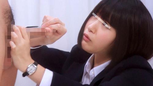 一般男女モニタリングAV 美人で面倒見のいい女先輩がチ○ポが小さすぎて未だに童貞の後輩男子のために「チ○ポが3cm大きくなる手コキマッサージ」に挑戦！真面目な女子社員の恥じらいハンドマッサージに童貞くんの短小チ○ポは限界突破フル勃起！大きくなった自信満々STRO…