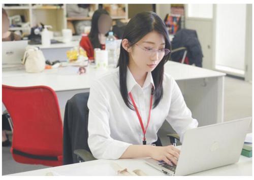 《SOD女子社員/守屋よしの》エロ漫画に出てきそうな地味スケベメガネのAV会社のOL秘書が役員から業務命令でAV初脱ぎ！