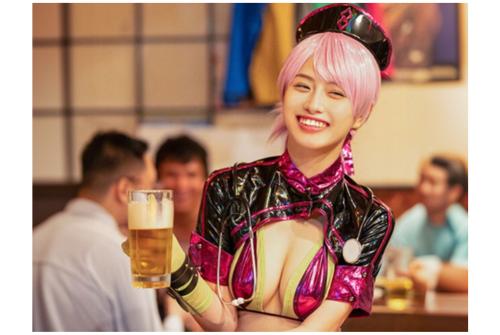 【AVデビュー/北島愛菜】奇跡のGカップボディと過激コスで居酒屋に現れる話題の女子大生レイヤーがAV初脱ぎ！