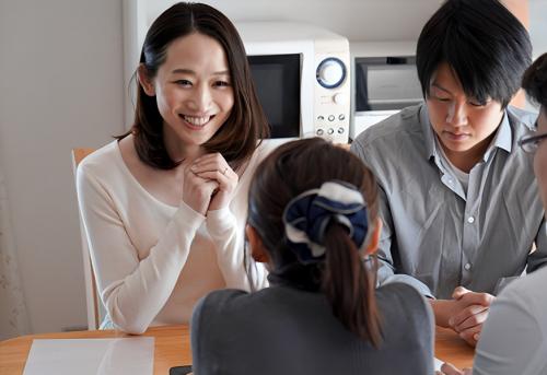 【交換夫婦NTR/水戸かな】沸々と湧き上がる罪悪感と嫉妬心‥寝室越しに目撃した卑猥に揺れ動く友人と妻の影！