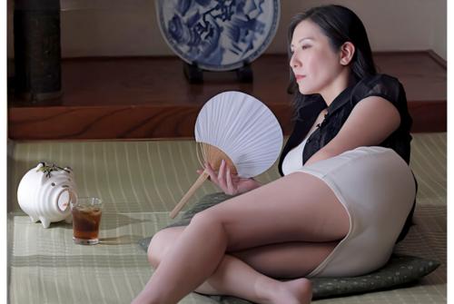 《人妻の誘惑》『こんなビンビンにしてイケナイ子ねッ‥』無知で初心な年下男子の発情チンポで悶え狂う湿気と色気を放つ美人妻！