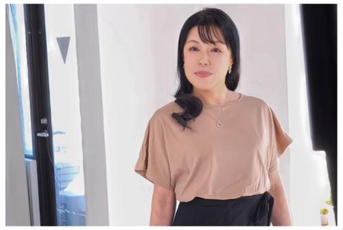 【六十路妻×AVデビュー】舌を絡めて若いオトコのエキスを搾り取ると完全発情モードへ‥！~香月すみれ~