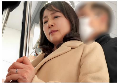 【人妻痴漢電車/志田小夏】旦那も触れなくなった六十路のカラダが痴漢の卑劣な指に抵抗むなしくイキ堕ちる！