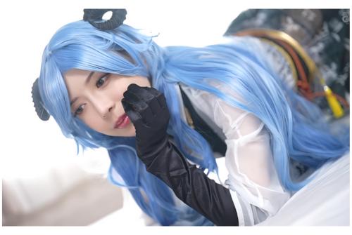 【現役コスプレイヤー】エロ恥ずかしいオマンコ丸出しセックス専用コスプレでS男たちに責められドMになってイキ乱れる！