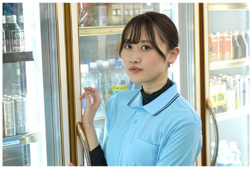 【人妻不倫】所かまわず汗だくで美人パートさんと年下バイト君が客がいない間の短時間にエッチに沼るコンビニ深夜バイト！