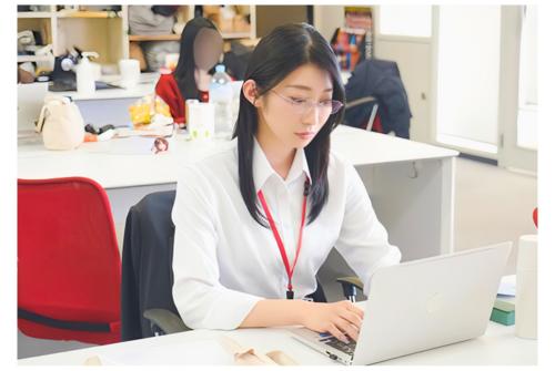 《守屋よしの×SOD女子社員》エロ漫画に出てきそうな地味スケベメガネのOL秘書が役員から業務命令でAVデビュー！