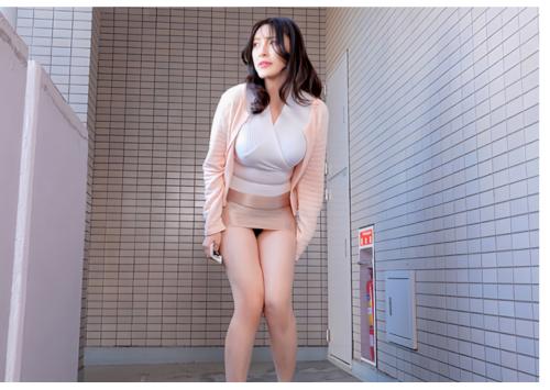 【放尿婦人】『こんなところでゴメンなさいッ‥』罪悪感を抱きながらも切羽詰まって物陰でこっそり野外放尿してしまう人妻たち！