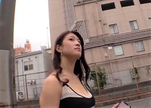 AV女優の三十路巨乳熟女は素人宅でチンポを咥えたりアソコを舐めさせたりのフェラクンニの大奉仕【有賀みなほ】