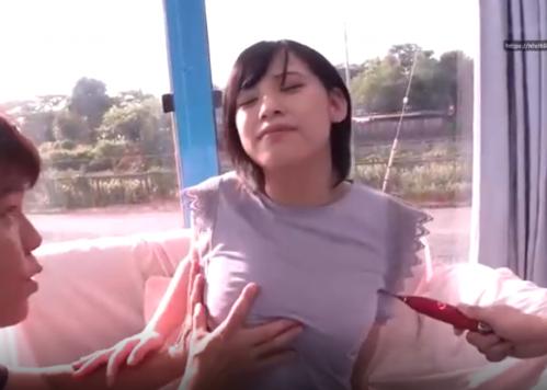 ＜マジックミラーNTR＞口に牛乳を含んだまま耐えたら賞金が貰えるので必死に耐える表情がエロい
