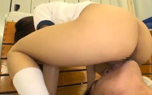 ガチの10代JKが先生の顔面にのってお漏らし騎乗位！ｗ綺麗なクリトリスを押し付けておしっこ噴射ｗ