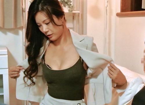 艶やかな美人熟女は見た目通りの淫乱女！！熟れた体で男を誘惑し疼くま〇こを鎮めていくｗ