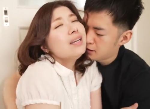容姿端麗な義母は見てるだけでムラムラしていくるようなエロい体を持ってる..!!無理やり下着の匂いを嗅いで変態プレイｗ